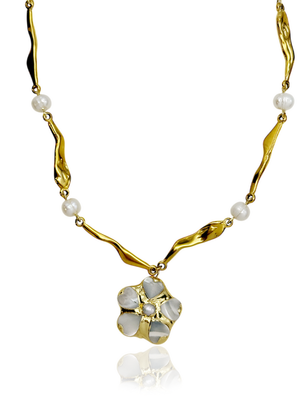Wavy pearl flower necklace