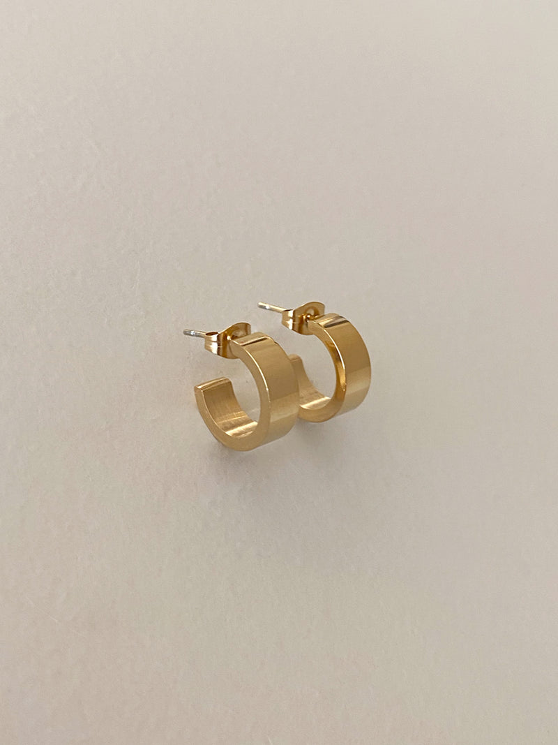 MINA HUGGIES EARRING